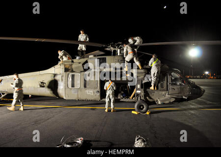 US-Soldaten mit dem 25. Combat Aviation Brigade, 25. Infanterie-Division, bereiten einen UH-60 Black Hawk Hubschrauber, 2nd Battalion, 25. Aviation Regiment zugewiesen, bevor Sie in eine Luftwaffe c-17 Globemaster III laden Frachtflugzeug bei einer Kontingenz Reaktion zwingen Validierungsverfahrens im gemeinsamen Basis Pearl Harbor-Hickam, Hawaii, 10. September 2013.  (US Army Höflichkeit Foto/freigegeben) 25. CAB führt Kontingenz Response Force Validierung Übung 130910-A-ZZ999-046 Stockfoto