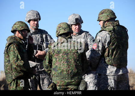 Sprechen Sie US-Oberst Paul A. Mele, 16. Combat Aviation Brigade-Kommandeur (links) und US-Generalmajor Stephen L. Lanza, 7. Infanterie-Division Commander (rechts), mit der japanischen 3. Anti-Tank Hubschrauber Bataillonskommandeur während eines gemeinsamen, die, das Apache zwischen der US-AH-64E Apache und den japanischen AH - 64D Apache im Yakima Training Center 10 Sept. ausüben. Die Übung war Teil der Operation Rising Thunder, moderiert von 7. Infanterie-Division, deren Interoperabilität zu testen. USA, Japan mitmachen Hellfire Übung 130910-A-XP915-032 Stockfoto