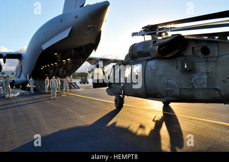 US-Soldaten mit dem 25. Combat Aviation Brigade, 25. Infanterie-Division, laden einen UH-60 Black Hawk Hubschrauber zum 2. Bataillon, 25. Aviation Regiment in ein Frachtflugzeug der Luftwaffe c-17 Globemaster III während eine unvorhergesehene Reaktion Kraft Validierungsverfahrens im gemeinsamen Basis Pearl Harbor-Hickam, Hawaii, 11. September 2013 zugewiesen.  (US Army Höflichkeit Foto/freigegeben) 25. CAB führt Kontingenz Response Force Validierung Übung 130911-A-ZZ999-013 Stockfoto