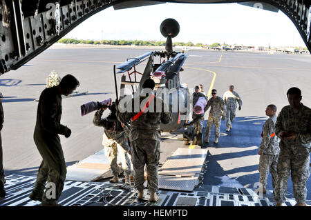 US-Soldaten mit dem 25. Combat Aviation Brigade, 25. Infanterie-Division, laden einen OH - 58D Kiowa Warrior-Hubschrauber, 2. Geschwader, 6. Kavallerie-Regiment in ein Frachtflugzeug der Luftwaffe c-17 Globemaster III während eine unvorhergesehene Reaktion Kraft Validierungsverfahrens im gemeinsamen Basis Pearl Harbor-Hickam, Hawaii, 11. September 2013 zugewiesen.  (US Army Höflichkeit Foto/freigegeben) 25. CAB führt Kontingenz Response Force Validierung Übung 130911-A-ZZ999-047 Stockfoto