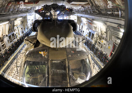 Ein US-Armee UH-60 Black Hawk Hubschrauber, 25. Aviation Regiment, 2nd Battalion, 25. Infanterie-Division, 25. Combat Aviation Brigade zugewiesen sitzt im Bauch ein Frachtflugzeug Luftwaffe c-17 Globemaster III während eine unvorhergesehene Reaktion Kraft Validierungsverfahrens im gemeinsamen Basis Pearl Harbor-Hickam, Hawaii, 11. September 2013.  (US Army Höflichkeit Foto/freigegeben) 25. CAB führt Kontingenz Response Force Validierung Übung 130911-A-ZZ999-068 Stockfoto