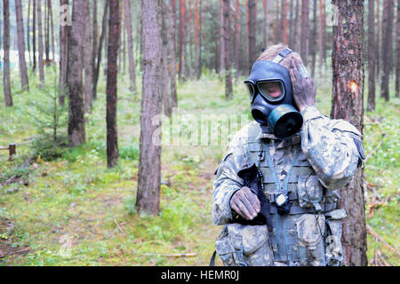US Armee Sgt. Wattson Parker, zugeordnet der 173. Brigade Combat Team führt persönliche Dekontaminationsverfahren nach einer simulierten chemischen Angriff während der Experte Bereich medizinische Abzeichen (EFMB) Prüfung in Grafenwöhr, Deutschland, 13. September 2013. Zwei hundert Sixty - zwei Kandidaten mit der US-Armee, Marine und Luftwaffe, darunter neun Kandidaten aus dem Vereinigten Königreich und Belgien, wetteiferten um die EFMB in Grafenwöhr vergeben werden. (US Armee-Foto von Staff Sgt. Pablo N. Piedra/freigegeben) 2013 Experte Bereich medizinische Abzeichen 130913-A-KG432-282 Stockfoto