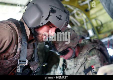 Ein Mitglied der Flugbesatzung strafft die Fracht Bänder im Inneren ein CH-47 Chinook geleitet, das US-Konsulat in der Provinz Herat, Afghanistan, 14. September 2013. US-Truppen tragen dazu bei, die um Sicherheit für die Mitglieder des US-Konsulats zu gewährleisten. (US Army Foto von Spc. Ryan D. Grün/freigegeben) D 1-5 kommt im US-Konsulat in Herat 130914-A-YW808-018 Stockfoto