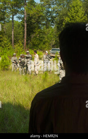 Georgien GARNISON TRAINING CENTER, Fort Stewart, Georgia, 11 September 2013 – Militär, die Polizei mit Statesboro Hauptsitz und zentrale Ablösung, 48. Brigade spezielle Truppen Bataillon mit einheimischen einer simulierten afghanischen Dorf und Setup Sicherheit für Mediziner zur medizinischen Hilfeleistung während Leistungsbewertung exportierbar Combat Training Fähigkeit (XCTC)-Übung zu sprechen. Georgia National Guard 48. Infantry Brigade Combat Team beherbergt das XCTC-Programm, um Soldaten ein Erlebnis ähnlich Kampfeinsätze im Ausland zur Verfügung zu stellen. XCTC ist ein Bataillon Feld-Training-Instrument entwickelt, um cert Stockfoto