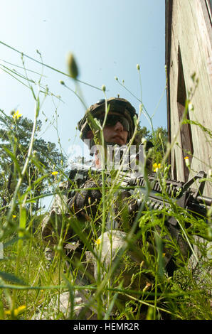 Georgien GARNISON TRAINING CENTER, Fort Stewart, Georgia, 11. September 2013 Militär Polizisten mit Statesboro Hauptsitz und zentrale Ablösung, 48. Brigade spezielle Truppen Bataillon hält ein wachsames Auge und unterhält Sicherheit für Mediziner während einer Leistungsbewertung bei exportierbar Combat Training Fähigkeit (XCTC) ausüben. Georgia National Guard 48. Infantry Brigade Combat Team beherbergt das XCTC-Programm, um Soldaten ein Erlebnis ähnlich Kampfeinsätze im Ausland zur Verfügung zu stellen. XCTC ist ein Bataillon Feld-Training-Instrument entwickelt, um Unternehmen Kenntnisse in Coordinati zertifizieren Stockfoto