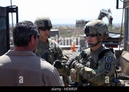 U. S. Army Staff Sgt Michael Villahermosa, Explosive Ordnance Beseitigung (EOD) Personal, rechts, zugewiesen Delta Company, 1. Bataillon, 5. Kavallerie-Regiment, 2nd Brigade Combat Team, 1. Kavallerie-Division, Blindgänger mit Spc. Jordan Rodarte, Zentrum und zivile Wache Force Commander Terry Bergeron bei der US-Konsulat Herat in der Provinz Herat, Afghanistan, 15. September 2013 diskutiert. Das Gerät unterstützt Verteidigung des US-Konsulats in Herat, Afghanistan. (US-Armee Foto von Spc. Ryan D. Grün/freigegeben) D 1-5 Cav defensive Haltung bei US-Konsulat in der Provinz Herat 130915-A-YW808-183 Stockfoto