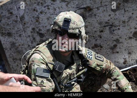 U. S. Army Staff Sgt Michael Villahermosa, Explosive Ordnance Beseitigung (EOD) Personal, rechts, zugewiesen Delta Company, 1. Bataillon, 5. Kavallerie-Regiment, 2nd Brigade Combat Team, 1. Kavallerie-Division, diskutiert den Kegel eine Form kostenfrei in der Nähe einen Einstiegspunkt in das US-Konsulat Herat in der Provinz Herat, Afghanistan, 15. September 2013 finden. Das Gerät unterstützt Verteidigung des US-Konsulats in Herat, Afghanistan. (US-Armee Foto von Spc. Ryan D. Grün/freigegeben) D 1-5 Cav defensive Haltung bei US-Konsulat in der Provinz Herat 130915-A-YW808-243 Stockfoto