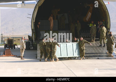 Elemente aus der afghanischen Luftwaffe und russischen Vertragspartnern entladen Ausrüstung für ein Mi-17 Hubschrauber von einer Antonov An-124 Ruslan Schwergut-Frachter auf dem Flug Linie in Kabul Air Wing, Kabul International Airport, 17. September 2013. Zwei Mi-17 Hubschrauber sollen mit der KAW zusätzlich zu dem Anfang dieses Monats erhalten bleiben; die dritte fahren nach Kandahar. Sobald dieser Flugzeuge Aufbau abgeschlossen ist, werden sie die KAW Training und Mission Support-Fähigkeiten voraus. (Foto: U.S. Army Staff Sgt Richard Andrade, International Security Assistance Force HQ Public Affairs) Kabul Stockfoto