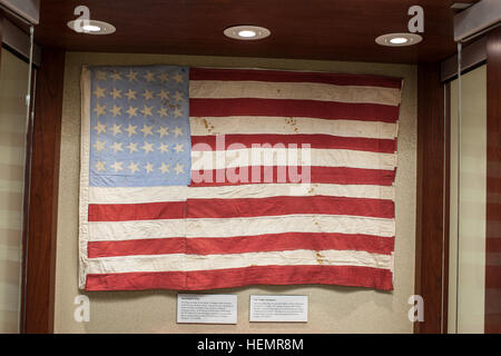 ... 94. Infanterie-Division-Artefakte auf dem Display im Keller des US Army Reserve Command Headquarters in der Nähe von Kerwin Konferenzraum. (US Armee-Foto von Timothy L. Hale/freigegeben) Geschichte eines Mannes, eine 36-Sterne Fahne und ein American POW sind bei USARC 130917-A-XN107-223 vereint. Stockfoto