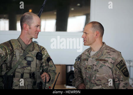 Major General James C. Vechery, der Direktor, Kommandant International Security Assistance Force Liaison zu der US-Botschaft in Kabul, Afghanistan, Recht, unterhält sich mit Sgt. William Biegel mit Delta Company, 1. Bataillon, 5. Kavallerie-Regiment, 2nd Brigade Combat Team, 1. Kavallerie-Division, bei der US-Konsulat Herat, Provinz Herat, Afghanistan, 18. September 2013. Vechery leitet ein Team von Verbindungsoffizieren und eine eingetragene Support-Mitarbeiter, die Interaktion zwischen der Botschaft und verschiedenen militärischen und Entwicklungsorganisationen. (US Army Foto von Spc. Ryan D. Grün/freigegeben) US-Botschafter in Afgh Stockfoto