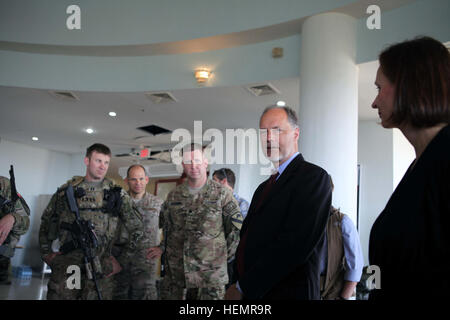 US-Botschafter in Afghanistan James B. Cunningham, Mitte rechts, dank US-Soldaten mit Delta Company, 1. Bataillon, 5. Kavallerie-Regiment, 2nd Brigade Combat Team, 1. Kavallerie-Division, für die Sicherheit auf dem US-Konsulat Herat, Provinz Herat, 18. September 2013. Botschafter Cunningham führte eine Bewertung der Schäden und traf sich mit afghanischen nationalen Sicherheitskräfte Führer und der Gouverneur von Herat während seines Besuchs auf das US-Konsulat. (US Army Foto von Spc. Ryan D. Grün/freigegeben) US-Botschafter in Afghanistan James B. Cunningham besucht uns Konsulat Herat 130918-A-YW808-069 Stockfoto