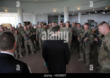 US-Botschafter in Afghanistan James B. Cunningham, Center, dank US-Soldaten mit Delta Company, 1. Bataillon, 5. Kavallerie-Regiment, 2nd Brigade Combat Team, 1. Kavallerie-Division, für die Sicherheit auf dem US-Konsulat Herat, Provinz Herat, 18. September 2013. Botschafter Cunningham führte eine Bewertung der Schäden und traf sich mit afghanischen nationalen Sicherheitskräfte Führer und der Gouverneur von Herat während seines Besuchs auf das US-Konsulat. (US Army Foto von Spc. Ryan D. Grün/freigegeben) US-Botschafter in Afghanistan James B. Cunningham besucht uns Konsulat Herat 130918-A-YW808-071 Stockfoto