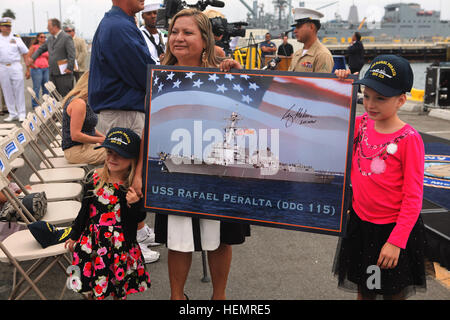 Rosa Peralta, Mutter des Navy Cross Empfänger Sgt. Rafael Peralta, hält das Foto von der neuen Marineschiff, benannt nach ihrem Sohn nach einer Zeremonie an Bord Naval Base San Diego, Kalifornien, Sept. 20. Peralta, einem mexikanischen Einwanderer, die Joioned des Marine Corps, sobald er seine grüne Karte im Jahr 2000 erhielt in den Irak mit 1. Bataillon, 3. Marine Regiment eingesetzt und bald fand sich in urbanen Kriegsführung während der zweiten Schlacht von Falludscha. Am 15. November 2004 waren Peralta und seine Mannschaft Clearning ein Haus, als er beschossen wurde. Er fiel auf den Boden tödlich verwundet. Trotz dieser Wunden bemerkte er eine Granate tosse Stockfoto