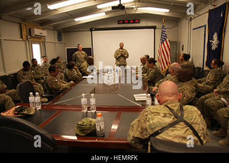 US Armee Reserve Command Sergeant Major Luther Thomas Jr. verbringt ein wenigen Zeit im Gespräch mit Soldaten aus 207. regionale Selbsthilfegruppe über seine drei wichtigsten Punkte für eine erfolgreiche Implementierung: schreiben oder sprechen Sie mit Ihrer Familie zu Hause, sparen Sie Ihr Geld und kümmern uns um Ihre Schlacht-Freunde während seines Besuchs in der Provinz Kandahar, Afghanistan, 22. September 2013.  USAR CSM Thomas besucht Reserve-Einheiten in Afghanistan eingesetzt, um Soldaten Gesundheit, geistige Fitness, Promotions und strukturierte Self Development Anforderungen mit den Truppen zu beurteilen.  (Foto: U.S. Army Staff Sgt Rachel M. Copeland / veröffentlicht) UNS Stockfoto