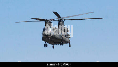 Ein 10. Combat Aviation Brigade CH-47 Chinook-Hubschrauber überfliegt eine Personal und Ausrüstung-Bewegung-Mission, 22. September, Provinz Ghazni, Afghanistan. Die CH-47 ist der US-Armee Premiere Schwergut unterstützt und spielt eine wichtige Rolle beim Transport von Truppen und Ausrüstung auf dem Schlachtfeld. 10. combat Aviation Brigade Chinooks in Aktion 130922-A-SM524-371 Stockfoto