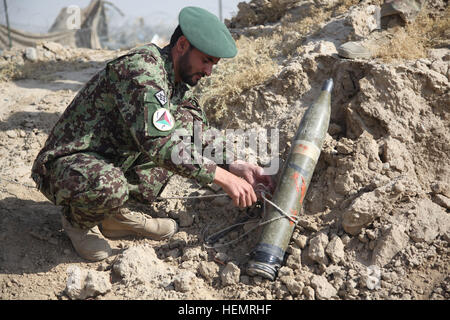 Ein Afghan National Army-Soldat mit 4. Infanterie-Brigade 203. Korps bereitet eine Rakete für die Extraktion im Laufe einer Pre explosive Ordnance Entsorgung auf Lager Maiwand, Provinz Logar, Afghanistan, 23. September 2013. Dieses Training hilft Soldaten für den EOD-Schule vorzubereiten. (Foto: U.S. Army Spc. Amber Stephens / veröffentlicht) Kampfmittel Entsorgung Kurs 130923-A-YX345-024 Stockfoto