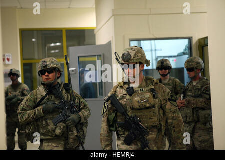 US Army Captain Michael Bassi, Recht, Unternehmen Kommandeur der Delta Company, 1. Bataillon, 5. Kavallerie-Regiment, 2nd Brigade Combat Team, 1. Kavallerie-Division und andere Soldaten verlassen ihre Posten nach dem Abschluss eine Schlacht-Generalprobe am US-Konsulat Herat, Provinz Herat, Afghanistan, 23. September 2013. Delta Unternehmen durchgeführt, einen Schlacht Bohrer um die Bereitschaft der Truppen für eine weitere mögliche Auftreten an das US-Konsulat zu beurteilen. (US Army Foto von Spc. Ryan D. Grün/freigegeben) Delta Unternehmen kämpfen 1-5 Kavallerie Bohrer bei uns Konsulat Herat 130923-A-YW808-072 Stockfoto