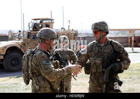 US Army 1st Sgt Sean Allison von Delta Company, 1. Kavallerie-Division, 1. Bataillon, 5. Kavallerie-Regiment, 2nd Brigade Combat Team begrüßt Command Sergeant Major Scott Schroeder am US-Konsulat Herat, Provinz Herat, Afghanistan, 24. September 2013. Befehl Sergeant-Major ist die eingetragene Führungskraft für die International Security Assistance Force International Joint Commission und die Armee 3. Korps. (US Army Foto von Spc. Ryan D. Grün/freigegeben) Delta Company, 1-5 Kavallerie erneute Eintragung Zeremonie bei uns Konsulat Herat 130924-A-YW808-006 Stockfoto