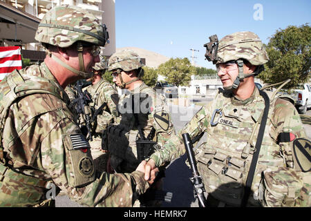 US Army Major General James Blackburn, der stellvertretende Kommandeur der US-Armee 3. Korps und International Security Assistance Force, gratuliert Spc. Nathan O'Neal mit Delta Company, 1. Bataillon, 5. Kavallerie-Regiment, 2nd Brigade Combat Team, 1. Kavallerie-Division, während einer erneuten Eintragung Zeremonie am US-Konsulat Herat, Provinz Herat, Afghanistan, 24. September 2013. Delta Unternehmen führte eine erneute Eintragung Zeremonie für fünf US-Soldaten an die US-Konsulat. (US Army Foto von Spc. Ryan D. Grün/freigegeben) Delta Company, 1-5 Kavallerie erneute Eintragung Zeremonie bei uns Konsulat Herat 130924-A-Y Stockfoto