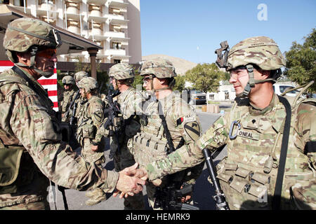 US Armee Command Sergeant Major Scott Schroeder, die Senior meldete Führer für die International Security Assistance Force International Joint Commission und Armee 3. Korps, gratuliert Spc. Nathan O'Neal mit Delta Company, 1. Bataillon, 5. Kavallerie-Regiment, 2nd Brigade Combat Team, 1. Kavallerie-Division, während einer erneuten Eintragung Zeremonie am US-Konsulat Herat, Provinz Herat, Afghanistan, 24. September 2013. Delta Unternehmen führte eine erneute Eintragung Zeremonie für fünf US-Soldaten an die US-Konsulat. (US Army Foto von Spc. Ryan D. Grün/freigegeben) Delta Company, 1-5 Kavallerie erneute Eintragung c Stockfoto