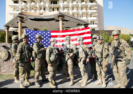 US-Soldaten mit Delta Company, 1. Bataillon, 5. Kavallerie-Regiment, 2nd Brigade Combat Team, 1. Kavallerie-Division, posieren für ein Foto zusammen mit Major General James Blackburn, der stellvertretende Kommandeur der US-Armee 3. Korps und International Security Assistance Force und Command Sergeant Major Scott Schroeder, die Senior Führer für die International Security Assistance Force International Joint Commission und Armee angeworben 3. Korps , nach einer erneuten Eintragung Zeremonie auf dem US-Konsulat Herat, Provinz Herat, Afghanistan, 24. September 2013. Delta Unternehmen führte eine erneute Eintragung Zeremonie für fünf US Stockfoto