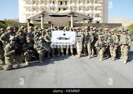 US-Soldaten mit Delta Company, 1. Bataillon, 5. Kavallerie-Regiment, 2nd Brigade Combat Team, 1. Kavallerie-Division, posieren für ein Foto zusammen mit Major General James Blackburn, der stellvertretende Kommandeur der US-Armee 3. Korps, und International Security Assistance Force und Command Sergeant Major Scott Schroeder, die Senior Führer für die International Security Assistance Force International Joint Commission und Armee angeworben 3. Korps , nach einer erneuten Eintragung Zeremonie auf dem US-Konsulat Herat, Provinz Herat, Afghanistan, 24. September 2013. Delta Unternehmen führte eine erneute Eintragung Zeremonie für fünf US Stockfoto