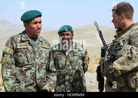 US Army 1st Lt. Scott Vitter, rechts, mit den 307th Pionier-Bataillon, zugewiesen, die 555. Ingenieur-Brigade, trifft sich mit Afghan National Army Soldaten mit 1. Brigade, 207. Korps auf einen Beobachtungsposten in Herat Stadt, Provinz Herat, Afghanistan, 26. September 2013. Vitter überwacht den Fortschritt der ANA macht beim Aufbau befestigten Beobachtungsposten an der US-Konsulat. (US Army Foto von Spc. Ryan D. Grün/freigegeben) Afghanische Nationalarmee baut befestigten Beobachtungsposten bei uns Konsulat Herat 130926-A-YW808-010 Stockfoto