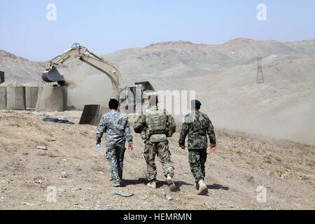 US Army 1st Lt. Scott Vitter, Mitte, mit dem 307th Ingenieur-Bataillon, zugewiesen der 555. Ingenieur-Brigade geht neben Links, ein afghanischer Dolmetscher und ein Afghan National Army Soldat auf einem neu errichteten Beobachtungsposten in Herat Stadt, Provinz Herat, Afghanistan, 26. September 2013. Vitter überwacht den Fortschritt der ANA macht beim Aufbau befestigten Beobachtungsposten an der US-Konsulat. (US Army Foto von Spc. Ryan D. Grün/freigegeben) Afghanische Nationalarmee baut befestigten Beobachtungsposten bei uns Konsulat Herat 130926-A-YW808-016 Stockfoto