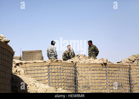 US Army 1st Lt. Scott Vitter, Mitte, mit 307th Pionier-Bataillon, zugewiesen, die 555. Ingenieur-Brigade, im Gespräch mit einem Afghan National Army Soldat, direkt an einem neu errichteten Beobachtungsposten in Herat Stadt, Provinz Herat, Afghanistan, 26. September 2013. Vitter überwacht den Fortschritt in Richtung einer der vier befestigten Beobachtungsposten befindet sich hinter dem US-Konsulat macht der ANA. (US Army Foto von Spc. Ryan D. Grün/freigegeben) Afghanische Nationalarmee baut befestigten Beobachtungsposten bei uns Konsulat Herat 130926-A-YW808-027 Stockfoto