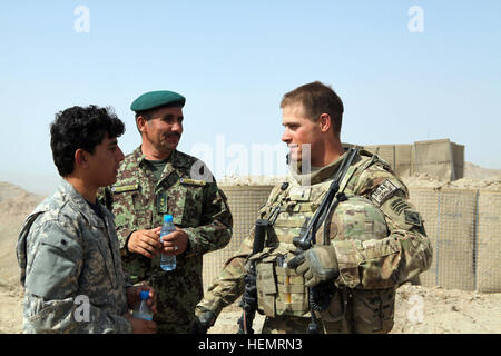 US Army 1st Lt. Scott Vitter, rechts, mit 307th Pionier-Bataillon, zugewiesen, die 555. Ingenieur-Brigade, im Gespräch mit einem Afghan National Army Soldat, Mitte, durch afghanische Dolmetscher an einem neu errichteten Beobachtungsposten in Herat Stadt, Provinz Herat, Afghanistan, 26. September 2013. Vitter überwacht den Fortschritt in Richtung einer der vier befestigten Beobachtungsposten befindet sich hinter dem US-Konsulat macht der ANA. (US Army Foto von Spc. Ryan D. Grün/freigegeben) Afghanische Nationalarmee baut befestigten Beobachtungsposten bei uns Konsulat Herat 130926-A-YW808-060 Stockfoto