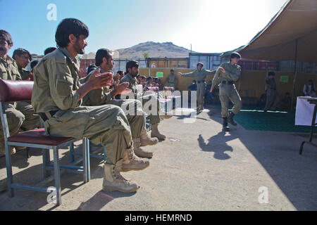 Afghanischen lokalen Polizei (ALP) Auszubildende tanzen zu Musik in der Feier der Abschlusstag, Ghazni District, Provinz Ghazni, Afghanistan, 26. September 2013. 57 ALP Auszubildenden vorbereitet Abschlusstag in Ghaznis provinziellen Trainingscenter nach einer umfangreichen drei afghanischen Führung ALP Wochenprogramm welche Abdeckungen berufliche Entwicklung, Medizintechnik, kleine Einheit Taktik und Waffenfertigkeiten.  (US Armee-Foto von Spc. Jessica Reyna DeBooy/freigegeben) Vorbereitung für die Graduierung 130926-A-SL739-016 Stockfoto