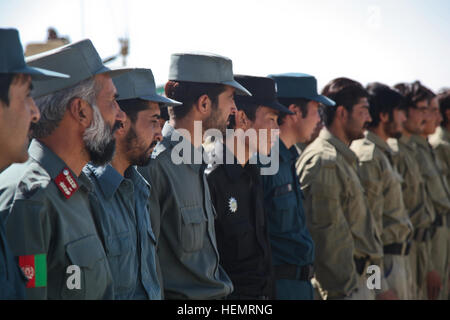 Afghanische Uniform Polizei Ausbilder und Auszubildende der afghanischen lokalen Polizei (ALP) stehen in Formation während einer ALP Graduierung, Ghazni District, Provinz Ghazni, Afghanistan, 26. September 2013. 57 ALP Auszubildenden vorbereitet Abschlusstag in Ghaznis provinziellen Trainingscenter nach einer umfangreichen drei afghanischen Führung ALP Wochenprogramm welche Abdeckungen berufliche Entwicklung, Medizintechnik, kleine Einheit Taktik und Waffenfertigkeiten.  (US Armee-Foto von Spc. Jessica Reyna DeBooy/freigegeben) Vorbereitung für die Graduierung 130926-A-SL739-031 Stockfoto