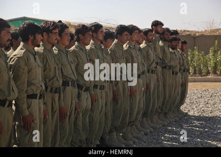 Afghanischen lokalen Polizei (ALP) Auszubildenden stehen in Formation während einer ALP Graduierung, Ghazni District, Provinz Ghazni, Afghanistan, 26. September 2013. 57 ALP Auszubildenden vorbereitet Abschlusstag in Ghaznis provinziellen Trainingscenter nach einer umfangreichen drei afghanischen Führung ALP Wochenprogramm welche Abdeckungen berufliche Entwicklung, Medizintechnik, kleine Einheit Taktik und Waffenfertigkeiten.  (US Armee-Foto von Spc. Jessica Reyna DeBooy/freigegeben) Vorbereitung für die Graduierung 130926-A-SL739-032 Stockfoto