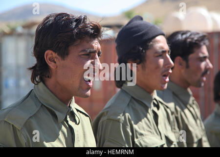 Afghanischen lokalen Polizei (ALP) Auszubildenden rezitiert einen Vers aus dem Graun während Abschlusstag, Ghazni District, Provinz Ghazni, Afghanistan, 26. September 2013. 57 ALP Auszubildenden vorbereitet Abschlusstag in Ghaznis provinziellen Trainingscenter nach einer umfangreichen drei afghanischen Führung ALP Wochenprogramm welche Abdeckungen berufliche Entwicklung, Medizintechnik, kleine Einheit Taktik und Waffenfertigkeiten.  (US Armee-Foto von Spc. Jessica Reyna DeBooy/freigegeben) Vorbereitung für die Graduierung 130926-A-SL739-045 Stockfoto