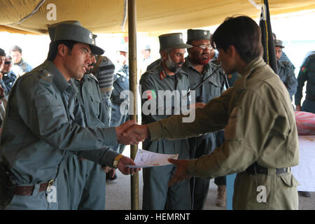 Afghanischen lokalen Polizei (ALP) Praktikant erhält seine Bescheinigung über den Abschluss während Abschlusstag, Ghazni District, Provinz Ghazni, Afghanistan, 26. September 2013. Siebenundfünfzig ALP Auszubildenden vorbereitet Abschlusstag in Ghaznis provinziellen Trainingscenter nach einer umfangreichen drei afghanischen Führung ALP Wochenprogramm welche Abdeckungen berufliche Entwicklung, Medizintechnik, kleine Einheit Taktik und Waffenfertigkeiten.  (US Armee-Foto von Spc. Jessica Reyna DeBooy/freigegeben) Afghanische Polizei Absolvent in Ghazni 130926-A-SL739-070 Stockfoto