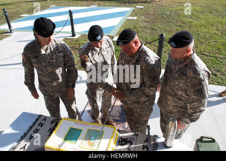 (Von links nach rechts) Kol. Scott A. Jackson, Commander für 2. ABCT, 3. ID SGT Kristopher Copple, Infanterist mit Alpha Company, 1. Bataillon, 64. Rüstung, 2. ABCT, Sgt. 1. Klasse Vincent Mancoso, Scout, mit 3. Staffel, 7. US-Kavallerie, 2. ABCT und Command Sergeant Major Jefferson D. Moser, eingetragenen Berater für 2. ABCT darauf vorbereiten, den zeremoniellen Kuchen nach der Masse Zeitsoldat Zeremonie am Cottrell Field Okt. 3 schneiden. 84 Spartan-Soldaten austragen, um ihren Service weiterhin die Nation 131003-A-jc123-003 Stockfoto