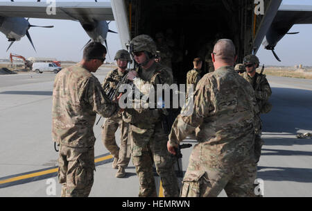 Oberst Robert Whittle Jr. (links), Kommandeur der 2. gepanzerte Brigade Combat Team, 1. Kavallerie-Division, Fort Hood, Texas, und Command Sergeant Major Joseph McFarlane Jr. (rechts), Befehl Sergeant-Major der 2. BCT, Willkommen zurück Oberstleutnant Mark Hutanen (Mitte), stellvertretender Kommandeur des 2. BCT, nach seiner Rückkehr nach Bagram Air Field, Afghanistan, 3. Oktober 2013. Hutanen wurde in Herat, Afghanistan mit Delta Unternehmen bereitgestellt "Mad Dogs" 2. BCT für ungefähr einen Monat zusätzliche Sicherheit Hilfestellung nach einem Angriff auf die Vereinigten Staaten Konsulat 13. September 2013. (US Armee-Foto von Staf Stockfoto