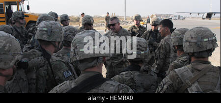 Command Sergeant Major Joseph McFarlane Jr. (Mitte), Befehl Sergeant-Major der 2. gepanzerte Brigade Combat Team, 1. Kavallerie-Division, Fort Hood, Texas, spricht für die Soldaten der Delta Unternehmen "Mad Dogs", 1. Bataillon, 5. Kavallerie-Regiment, 2. BCT, nach seiner Rückkehr nach Bagram Air Field, Afghanistan, 3. Oktober 2013. Delta-Gesellschaft wurde in Herat, Afghanistan, für etwa einen Monat zusätzliche Sicherheit Hilfestellung nach einem Angriff auf die Vereinigten Staaten Konsulat 13. September 2013 bereitgestellt. (US Armee-Foto von Staff Sgt Johnathan Hoover, 2. BCT PAO, 1. Cav. Div.) Mission abgeschlossen 131003-A - Stockfoto