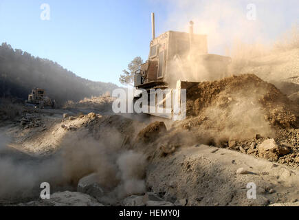 071109-A-2013C-006 Fahrzeuge aus der 864th Pionier-Bataillon arbeiten, um eine schwierige Wegstrecke von Serpentinen in den Bergen der Provinz Paktika, Afghanistan, 10.Nov zu glätten. Die Straße wird verwendet, Zubehör, Ausrüstung und Personal von nahe gelegenen vorwärts operativen Basen auf ein ganz neues Stadtteilzentrum in Charbaran im östlichen Paktika zu transportieren. (Foto: U.S. Army Spc. Micah E. Clare) Gepanzerte Planierraupe in Paktika Stockfoto