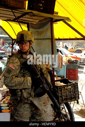 Ein Soldat der US-Armee vom 3. Geschwader, 7. Kavallerie, 3. US-Infanteriedivision Spaziergang durch Straßen während einer Patrouille in der Adhamiya Distrikt von Bagdad, Irak, Nov. 15,2007. Irakischen Freiwillige unterstützen Koalition Kräfte 74305 Stockfoto