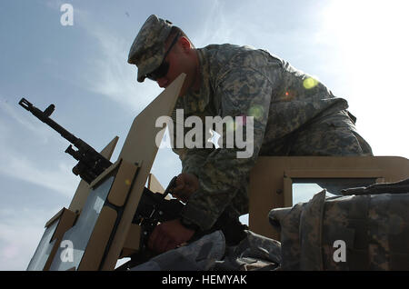 SPC. Christopher Knutti, M240 B Kanonier und gebürtig aus Fredericksburg, VA., mit der persönlichen Sicherheitsabteilung, 2nd Brigade Combat Team, 101st Airborne Division (Air Assualt), bereitet seine Waffe vor eine Bewegung zur gemeinsamen Sicherheit Station Fackel, 15. November. Die PSD-Team bewegt sich täglich, Begleitung der Brigade Befehl Sergeant-Major, Command Sergeant Major Scott Schroeder, Soldaten im ganzen Nordwesten Bagdad zu besuchen. (US Armee-Foto von Sgt. James P. HUnter, 2. BCT, 101. Abn. Div. Public Affairs) ausgebildet, Sicherheitsabteilung bereit 66250 Stockfoto