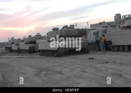 Ein Soldat mit 215. Brigade Support Battalion, 3rd Brigade Combat Team, 1. Kavallerie-Division hilft Boden einen Tank zu führen, wie es für eine Umschichtung nach Fort Hood, Texas, nach einer 14-Monats-Bereitstellung zur Unterstützung der Operation Iraqi Freedom 06-08 gesäumt ist. Alle Mitglieder der "Grauen Wölfe" Brigade zurück nach Hause durch die Ferienzeit im Dezember. (US Army Foto von Sgt. Serena Hayden, 3rd Brigade Combat Team, 1. Kavallerie-Abteilung Public Affairs) "Graue Wölfe" bereitet für eine Umschichtung 65670 Stockfoto