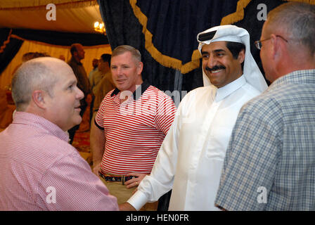 379th Air Expeditionary Wing Commander US Air Force Major General Charles Lyons und Area Support Group Katar Kommandeur US Army Colonel David G. Cotter, Treffen mit Katar militärische Chef des Stabes Generalmajor Hamad bin Ali Al-Attiyah an der Qatar General Strandhaus am 26. November. Al-Attiyah lud über 100 Service-Mitglieder in seine Heimat, unweit der östlichen Küste Katars, für einen Tag der Ruhe und Entspannung. Die heutigen Feierlichkeiten abgeschlossen mit einem großen Fest der traditionelle arabische Küche. Allgemeine lädt US-Militärangehörige zu Hause 67280 Strand Stockfoto