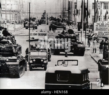 Das Foto zeigt Panzer der US-Armee, die 1961 in Berlin mit sowjetischen Panzern konfrontiert waren, und veranschaulicht den Einsatz von gepanzerten Fahrzeugen und die militärische Bereitschaft während des Kalten Krieges. Stockfoto
