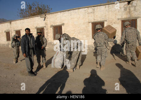 Soldaten aus bestimmt Unternehmen, 2nd Battalion (Airborne), 503. Infanterieregiment entladen Spenden gegeben, die alle Mädchenschule im Stadtteil Narang, Konar Provinz, Afghanistan, Dez. 4. Die Lieferungen werden von der Schule für die Kinder während des Schuljahres verwendet werden. (US-Armee Foto/Sgt. Johnny Aragon) Distrikt Narang Operationen 70669 Stockfoto