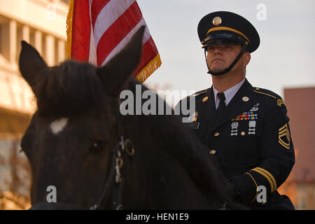 Indiana National Guard Sgt. 1. Klasse Sean Elliott von Kokomo, Indiana, Training Unteroffizier für die 38. Sustainment Brigade, reitet auf seinem Pferd Garrett während der 2010 Veterans Day parade in der Innenstadt von Indianapolis, am 11. November. Hoosiers Host Veterans Day Zeremonie, Parade 339576 Stockfoto