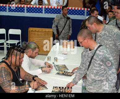 Soldaten aus der 3d Armored Cavalry Regiment und alle Mitarbeiter leben und arbeiten auf vorwärts Operating Base Marez, Irak, erhielt Autogramme und machte Fotos mit WWE Superstars wie Umaga (vorne) und Jeff Hardy, der aktuelle Intercontinental Champion 6 Dez. in der Basis Esszimmer Einrichtung. Die WWE-Superstars trafen die Truppen als Teil ihrer jährlichen Reise besuchen Soldaten im Einsatz. Umaga und Jeff Hardy 071206-A-7273V-002 Stockfoto