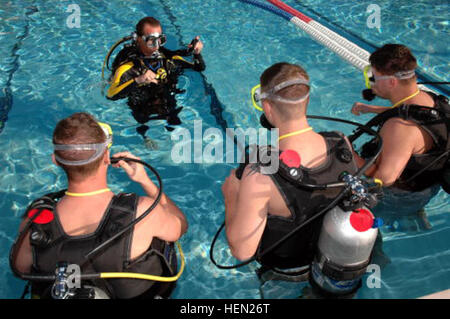 Patienten aus Naval Medical Center San Diego (NMCSD), Camp Pendleton Naval Hospital, lokale Veteran Verwaltung Krankenhäuser und Mitglieder der California Paralyzed Veterans Association bereiten Sie Tauchen während des Scuba Diving Erfahrung und Schulung auf NMCSD in San Diego, Kalifornien, 14. Dezember 2007. NMCSD Health Promotion Department und Mitglieder des Vereins Behinderte Scuba statt der Einführungskurs für verwundete Militärangehörige und andere Veteranen, ein besseres Verständnis davon zu gewinnen Tobecome eines jeden Tauchers. (Foto: U.S. Navy Mass Communication Specialist 2. Klasse Greg Mitche Stockfoto