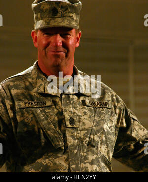 Sgt. Major der Armee Kenneth O. Preston grüßt Task Force Warrior Soldaten und Piloten am Forward Operating Base Krieger, Kirkuk, Irak, Dez. 19, während Sgt. Major der Armee 2007 Hoffnung und Freiheit USO Tour. Die Tour, in seinem sechsten Jahr enthalten; vier Dallas Cheerleaders und ausgewählte Musiker und ehemalige Army Ranger Keni Thomas, berühmt Country Western Künstler Darryl Worley; Sänger und Komiker Sheryl Underwood; Leeann Tweeden ein Fuchs Sport-Korrespondent und Modell; und Neuling auf die Tour, Vince Morris. Kenneth Preston Irak 2 Stockfoto