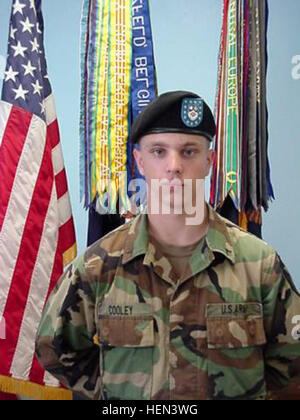 Der jüngste Soldat erhält die Baskenmütze im 1. Bataillon, 23. Infanterieregiment, was den Abschluss der erforderlichen Ausbildung, die Integration der Einheit und die Einsatzbereitschaft symbolisiert. Stockfoto